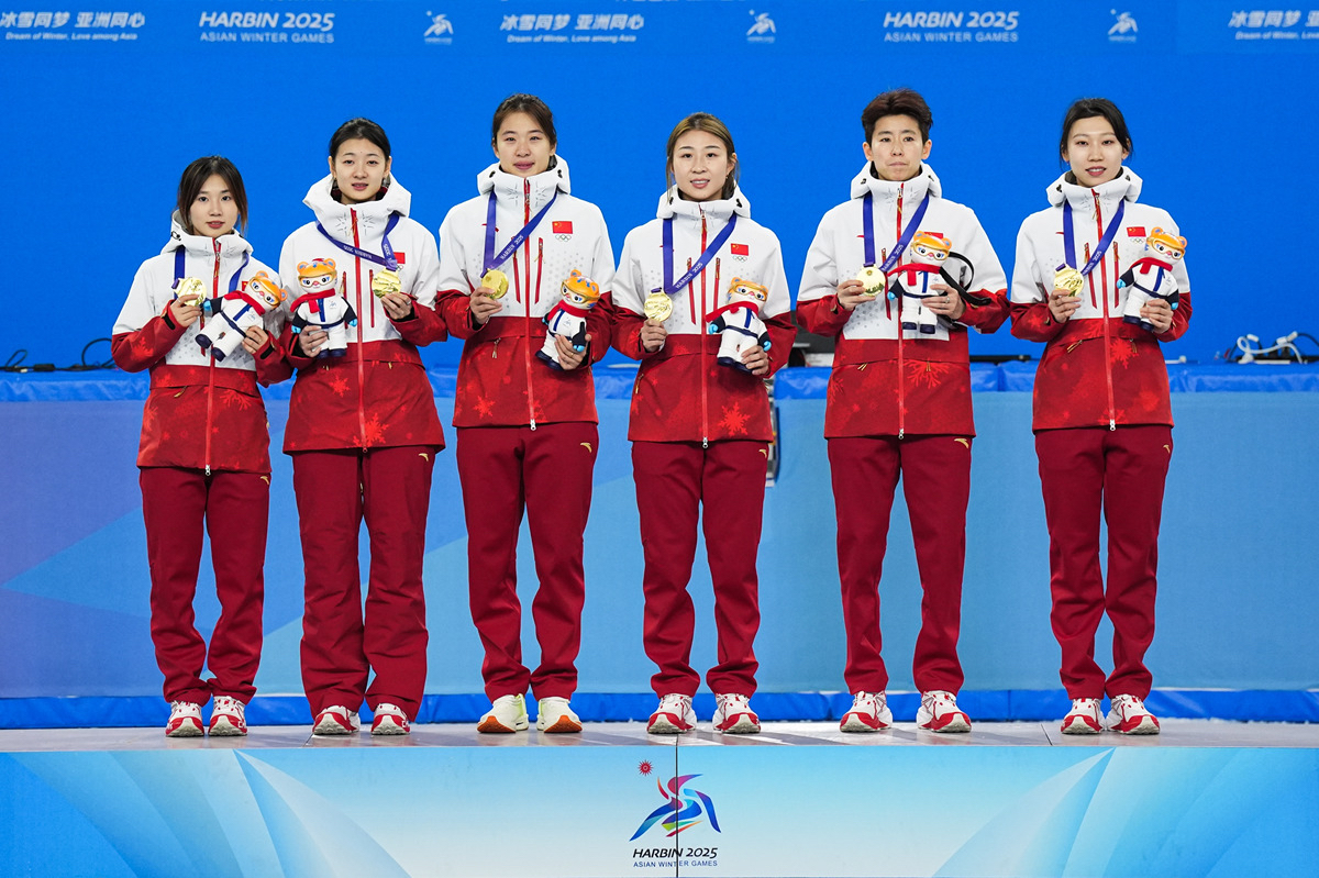 中国运动员华丽亮相，力克对手夺牌