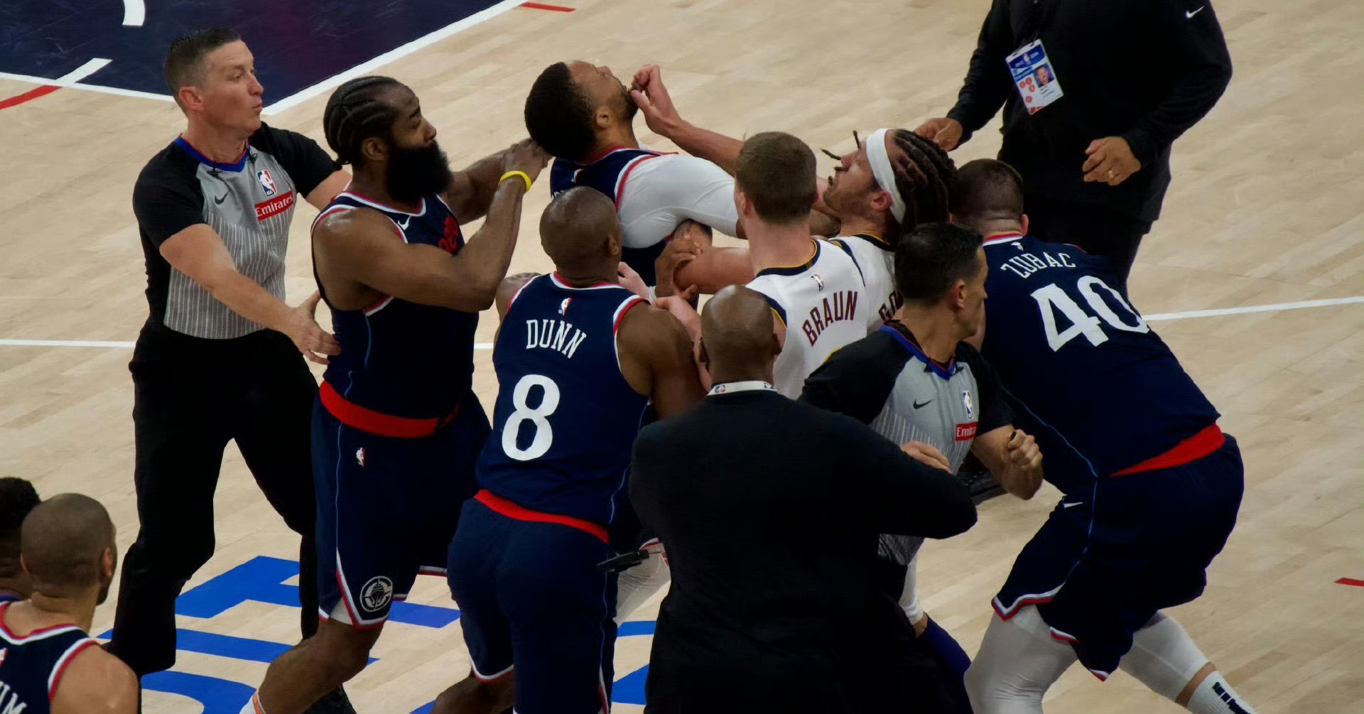 包含精彩的篮球对抗赛，两队互有胜负胜负的词条